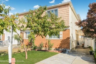 Building Photo - 453 Dongan Hills Ave Building Photo - 453 Dongan Hills Ave