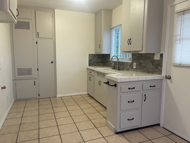 COCINA - 8991 Burke Ave