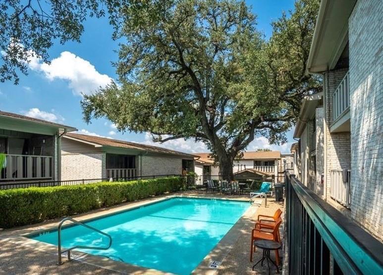 Shaded courtyard and pool. balcony. quiet and dog friendly - 1304 Summit St