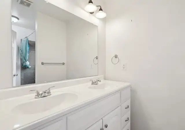 Foto del edificio - 5611 Commercial Ave