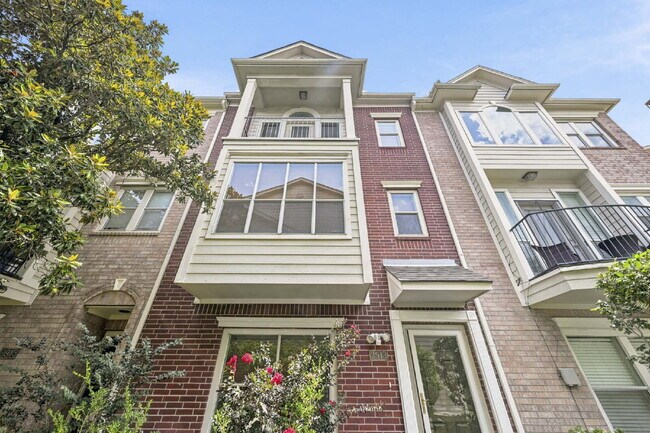 Building Photo - "Chic Urban Living: Spacious 2-Bed, 2-Bath Townhouse in Houston's Heart!"