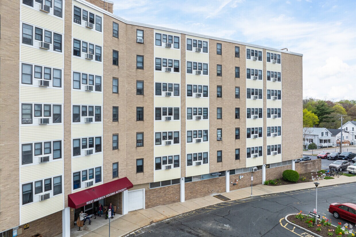 62 Roberts St West Warwick, RI 02893-5080 - West Warwick Manor