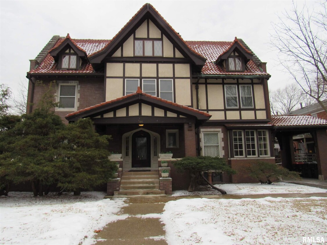 Primary Photo - 708 W Moss Ave