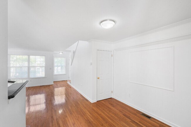 Building Photo - "Charming 2-Bed Townhouse with Granite Cou...