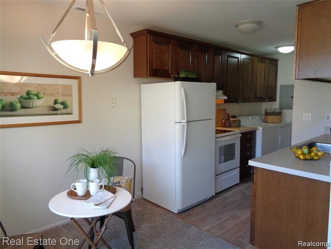 Building Photo - 2653 Pineridge Ct