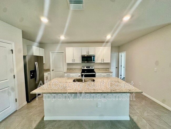 Building Photo - 3363 Hilltop Cir