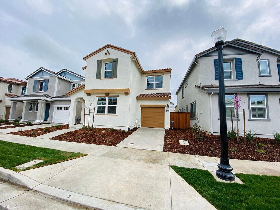 Foto principal - 4 br, 3 bath House - 2449 Ronald McNair Way