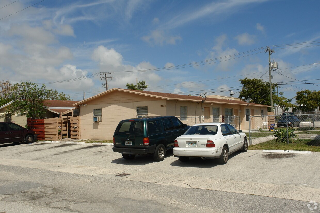 Foto del edificio - 501 Mayflower Rd