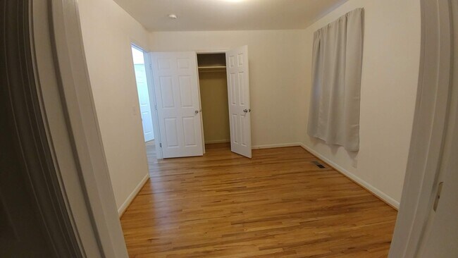 Master Bedroom 9.10 ft x 11.4 ft - 331 Wallace Rd