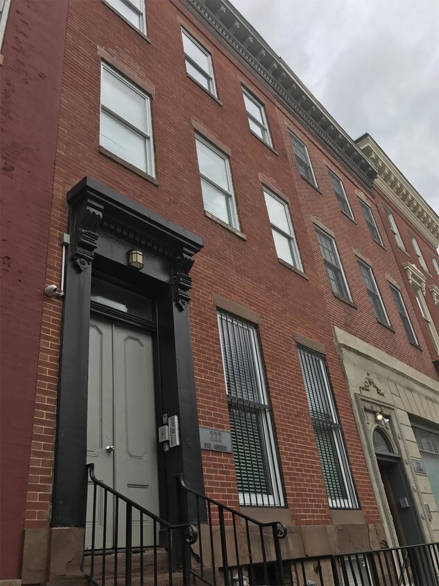 Primary Photo - 222 W Monument St