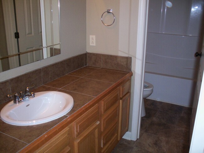 Upstairs Bath - 1534 Montagne St