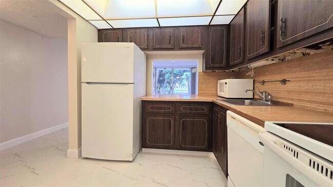 Building Photo - 8421 Lagos De Campo Blvd