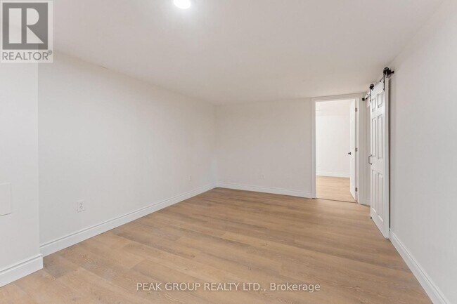 Photo du bâtiment - 8816 Roosevelt Ave