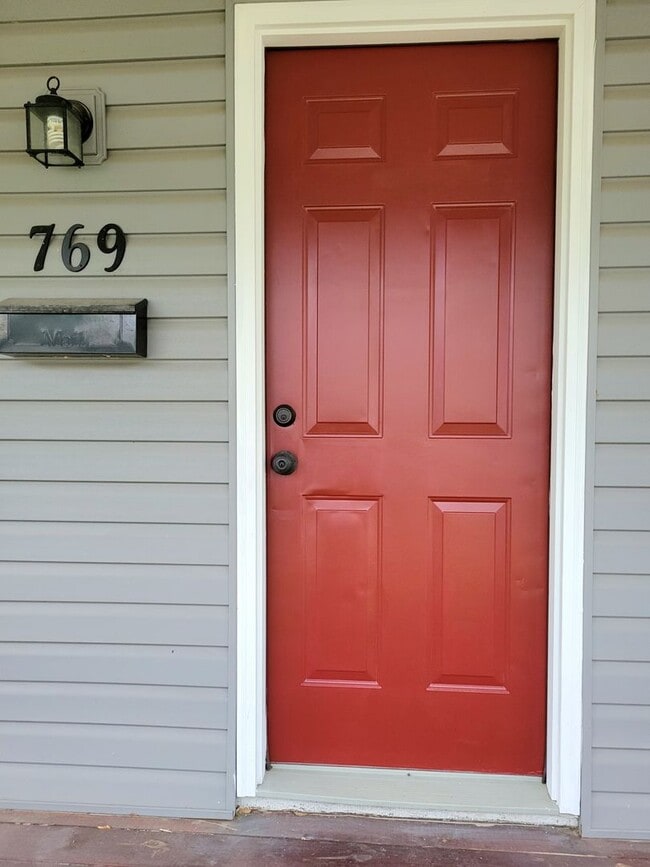 Building Photo - Renovated and Move in Ready...769 Condit, ...