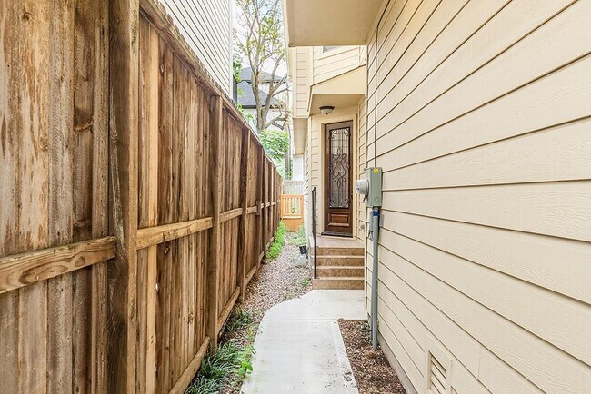 Building Photo - 5535 Kiam St