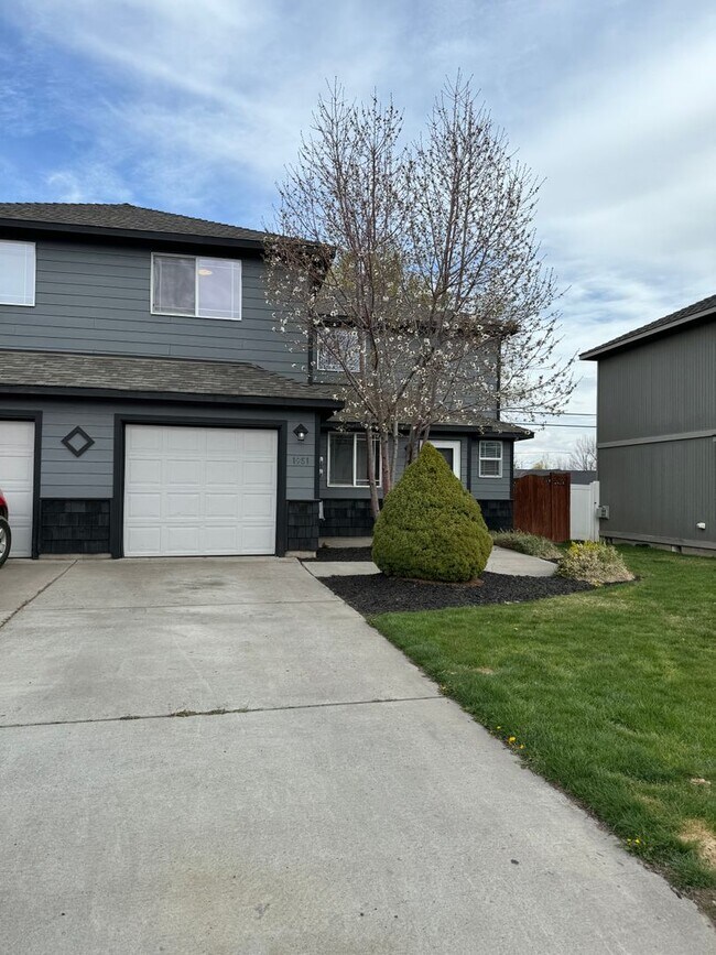 Building Photo - Cute Townhouse Style Duplex in NW Redmond