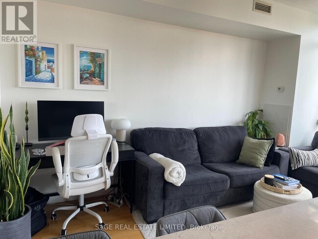 Building Photo - 281 Mutual St