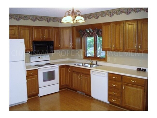 Foto del edificio - 4 BEDROOM, 2 BATH HOME IN EAST SIOUX FALLS! DOUBLE ATTACHED GARAGE! FENCED IN BACKYARD!