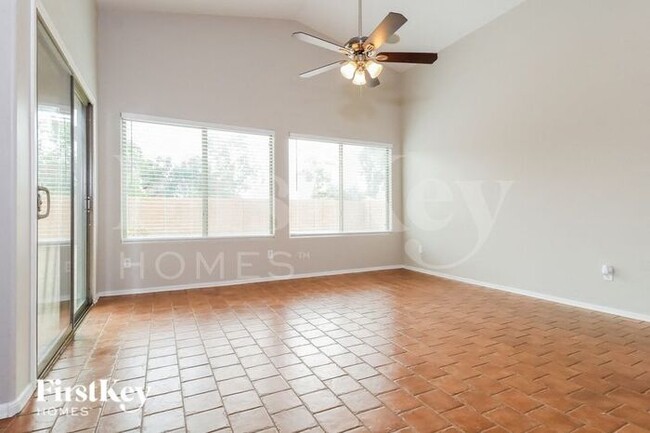 Foto del edificio - 5417 W Pleasant Ln