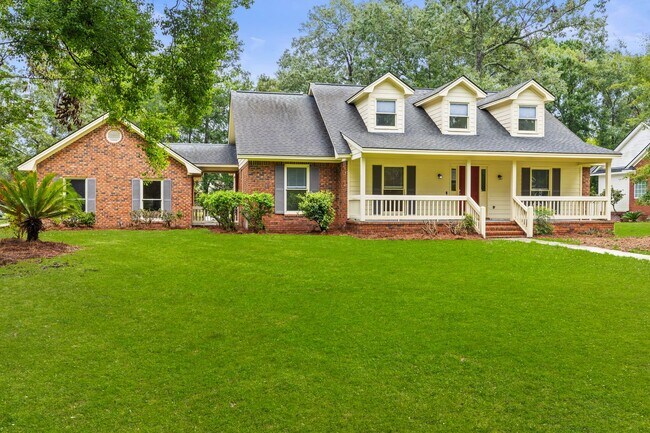 Foto del edificio - Renovated Home on Large Corner Lot in Coveted Strathy Hall