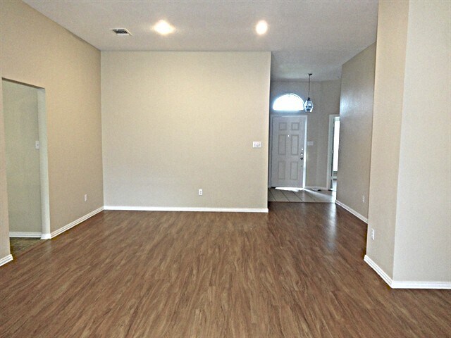 Foto del edificio - 1373 Meadowbrook Ln