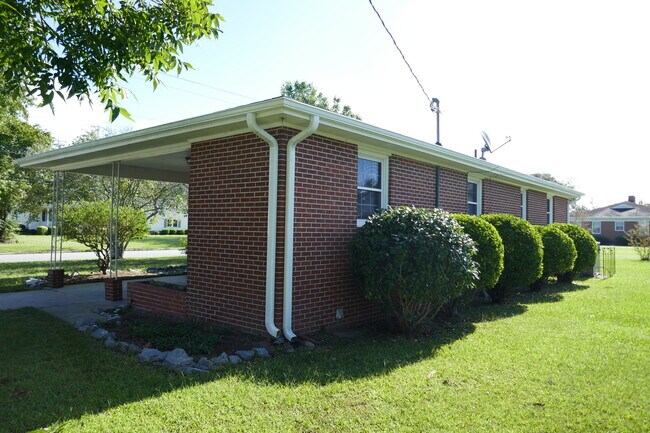 Building Photo - 805 W Grubb St