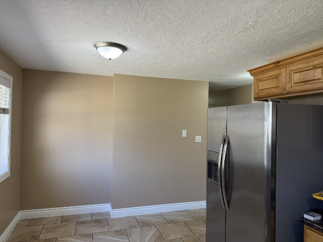 Building Photo - 1096 N 300 W