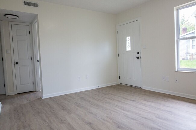 Building Photo - 733 E Deshler Ave