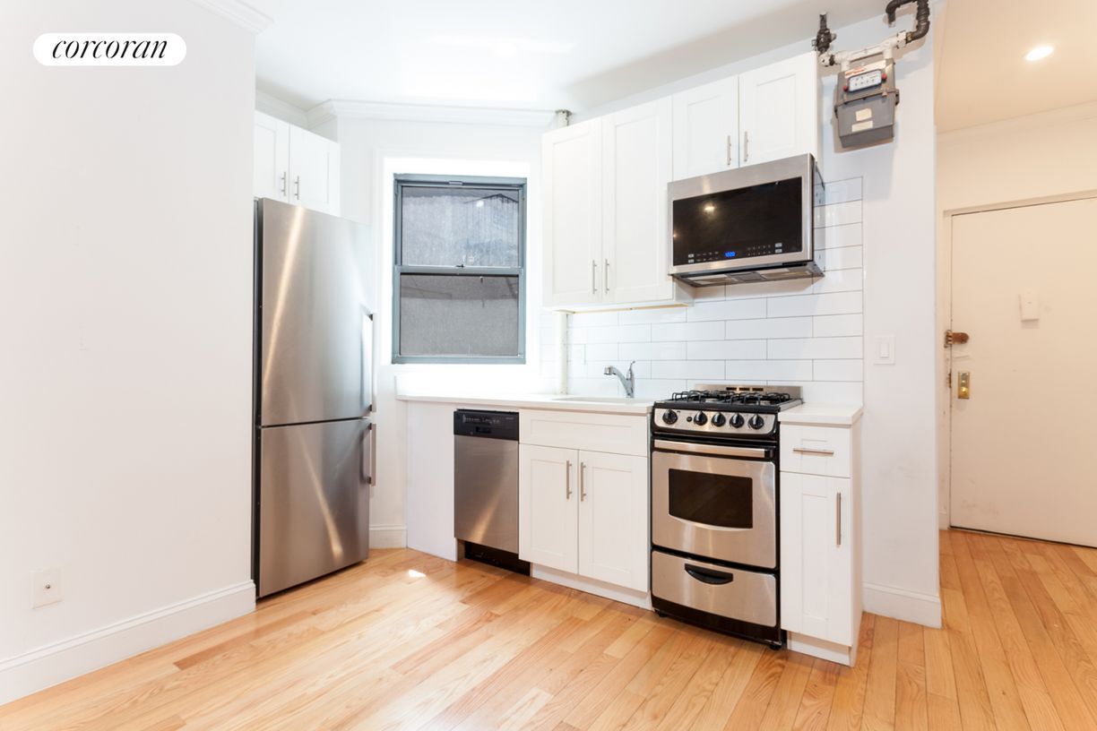 Primary Photo - 542 E 82nd St