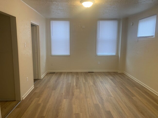 Building Photo - 1 Bedroom Apt Available Now!