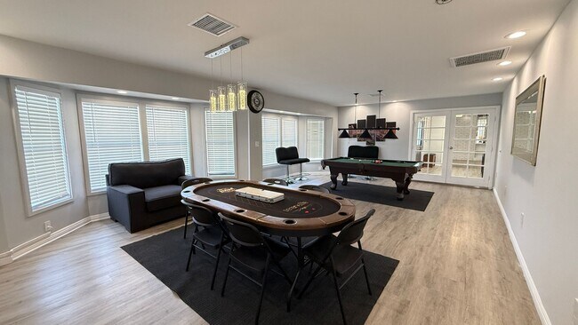 Foto del edificio - Furnished Ranch-Style Home in a Quiet, Pri...