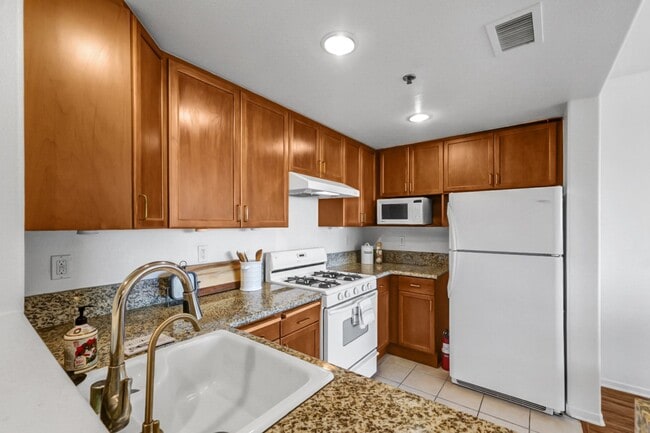 Building Photo - Luxurious Modern Condo in Alhambra