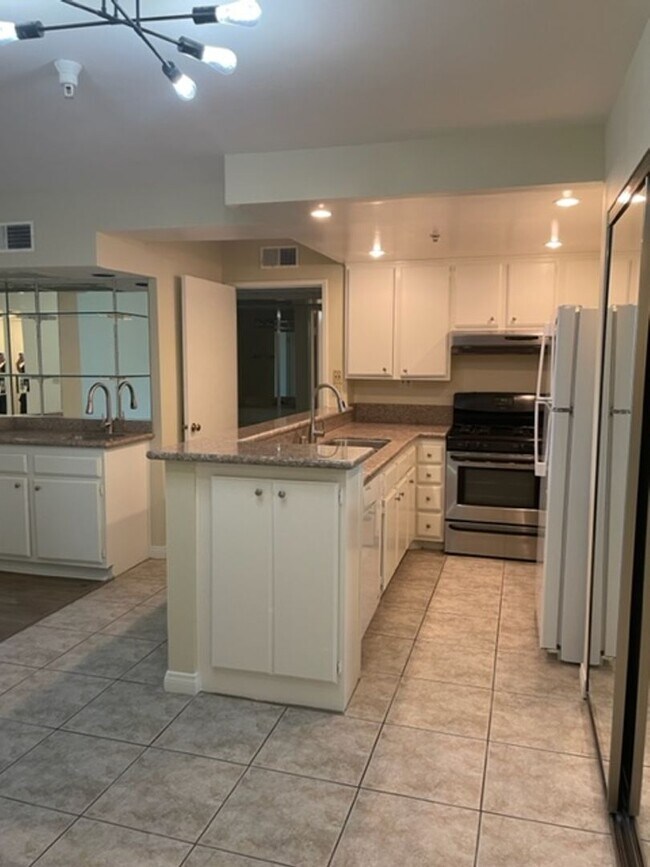 Foto del edificio - 1 Bedroom, 1 Bathroom North Hollywood Condominium for Lease!