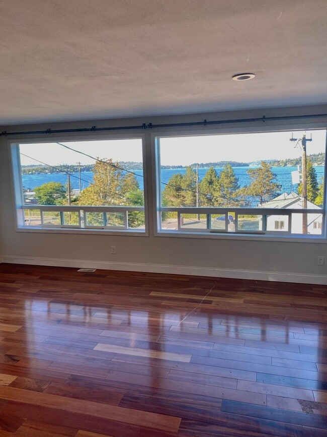 Building Photo - 3 bed/ 2 bath Two Story House overlooking ...