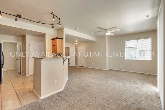 Building Photo - 6623 Blue Iris Dr