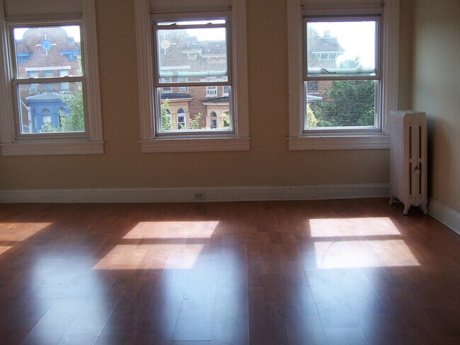 Foto del edificio - 2802 N Calvert St