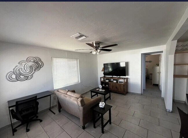 Foto del edificio - 2145 N Belvedere Ave