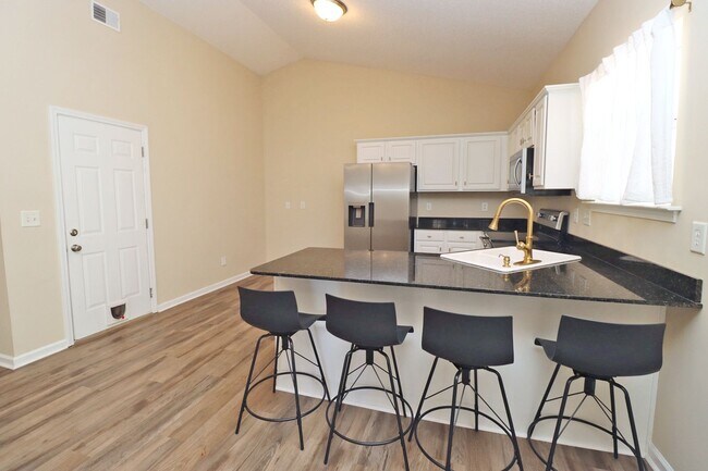 Foto del edificio - Fabulous 3 Bedroom home in highly desired community with a lake, pool, and clubhouse! Available M...