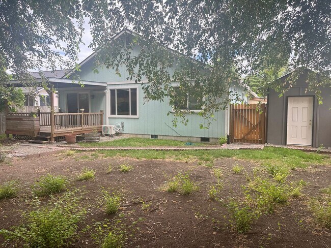 Foto del edificio - Charming 3-Bedroom Home in the Heart of Tenino