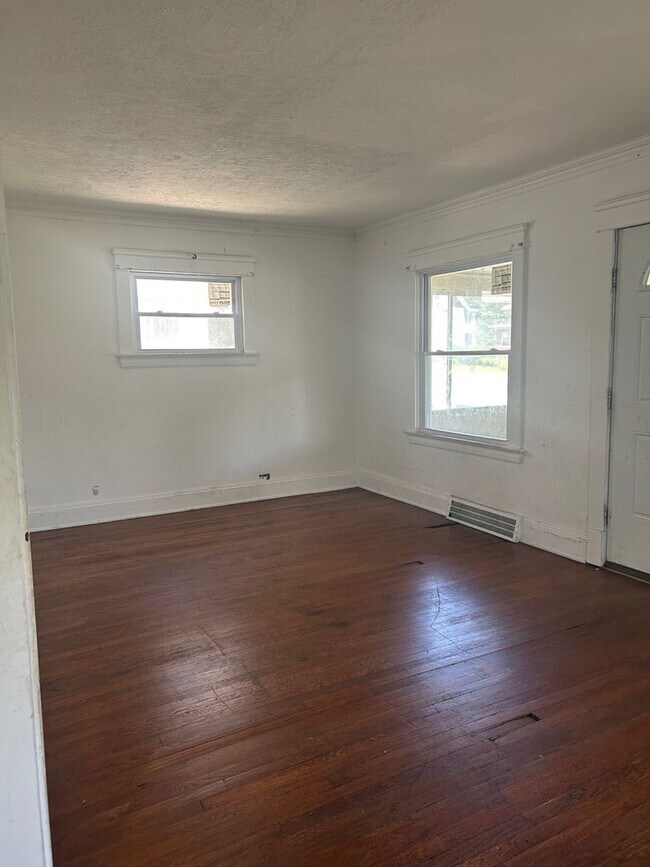 Building Photo - Spacious 5-Bed, 2-Bath Single-Family Home ...