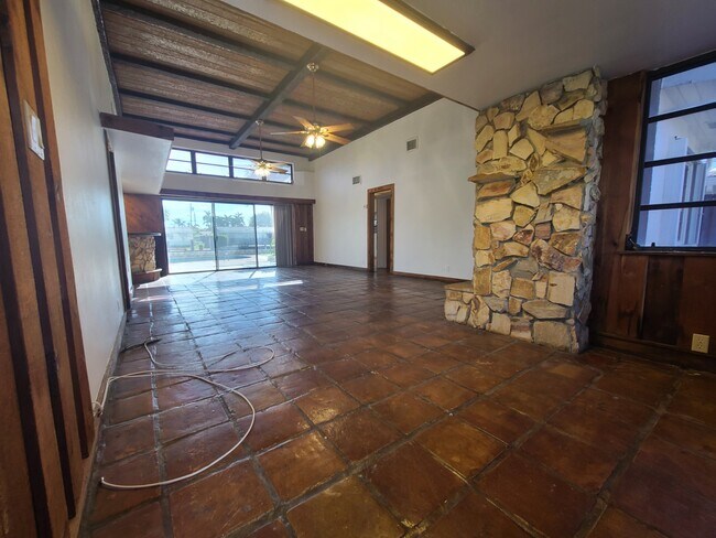 Building Photo - 330 SE 15th Ave