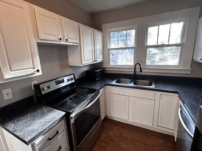 Building Photo - 2561 Rosselle St
