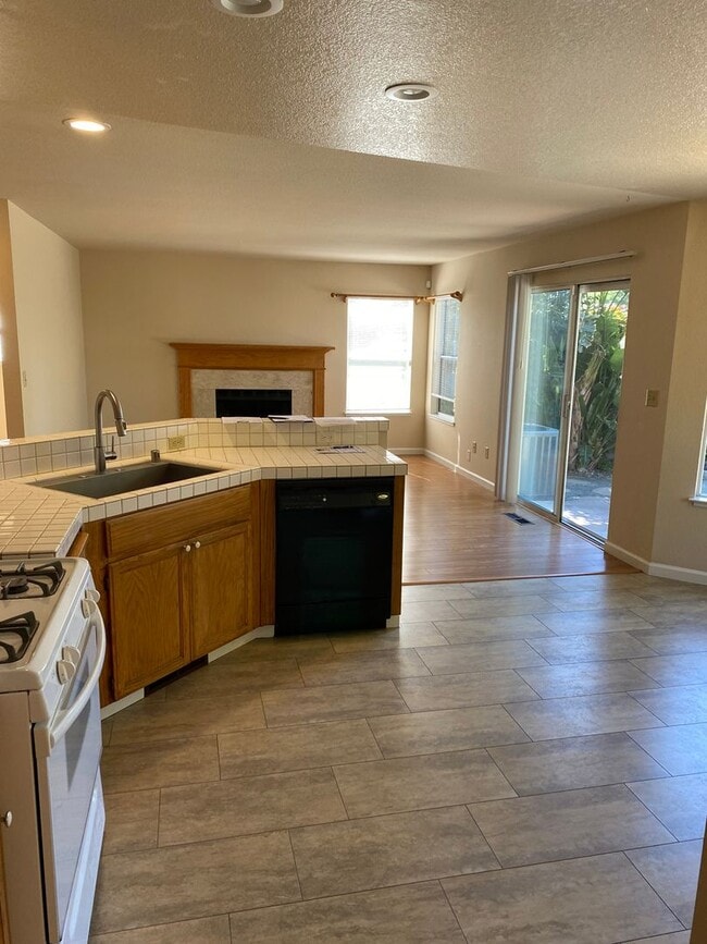 Building Photo - Beautiful Two-Story Home in highly desirable Brentwood location!