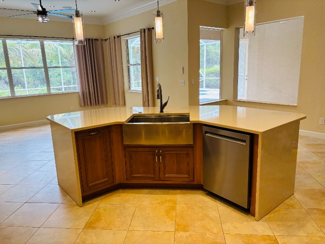 Building Photo - 5588 SW Bellflower Ct