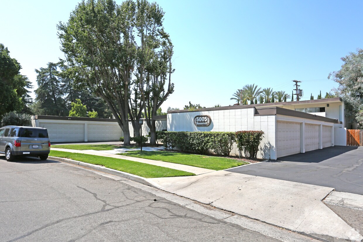 Building Photo - 5005 N Roosevelt Ave