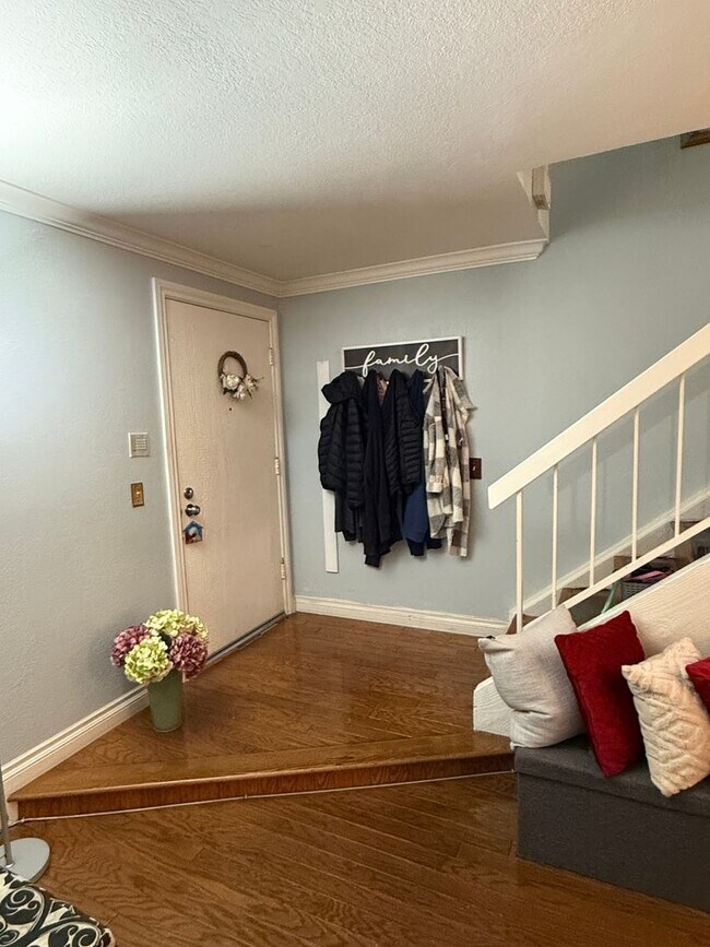Building Photo - Charming 4Bdr Townhome in Reseda
