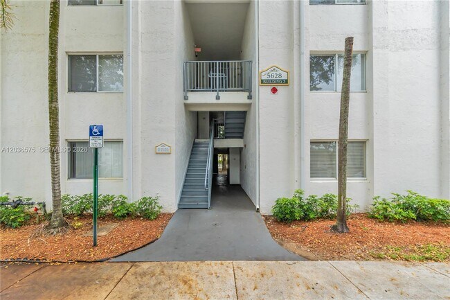 Foto del edificio - 5628 Rock Island Rd