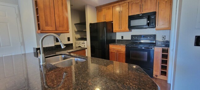 Building Photo - Spacious 1/1 Condo in Lakewood Park, Altam...