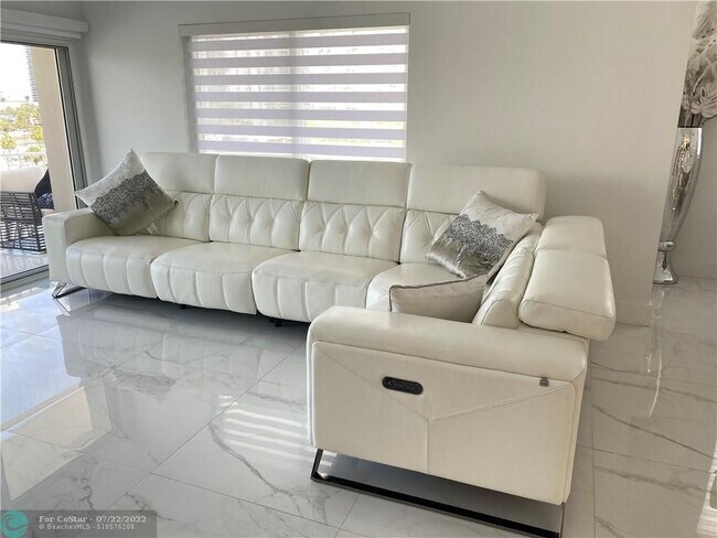 Building Photo - 300 Bayview Dr