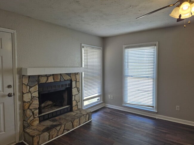 Foto del edificio - 6439 Green Meadow Rd